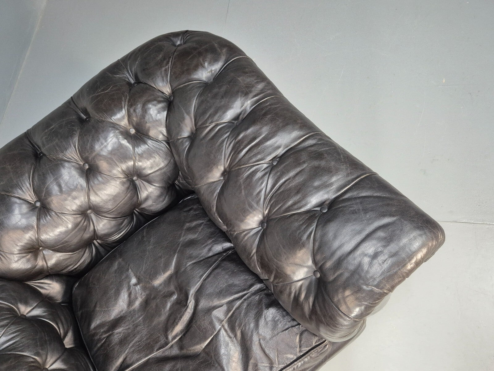 Vintage Black Leather Chesterfield Chair Oversize Classic Club Chair EB9472 VLEA - UKDK FURNITURE