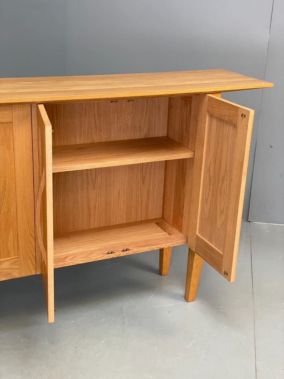 Modern Solid Oak Sideboard Nice Curving Handles Angled Legs EB10684 MWOO13