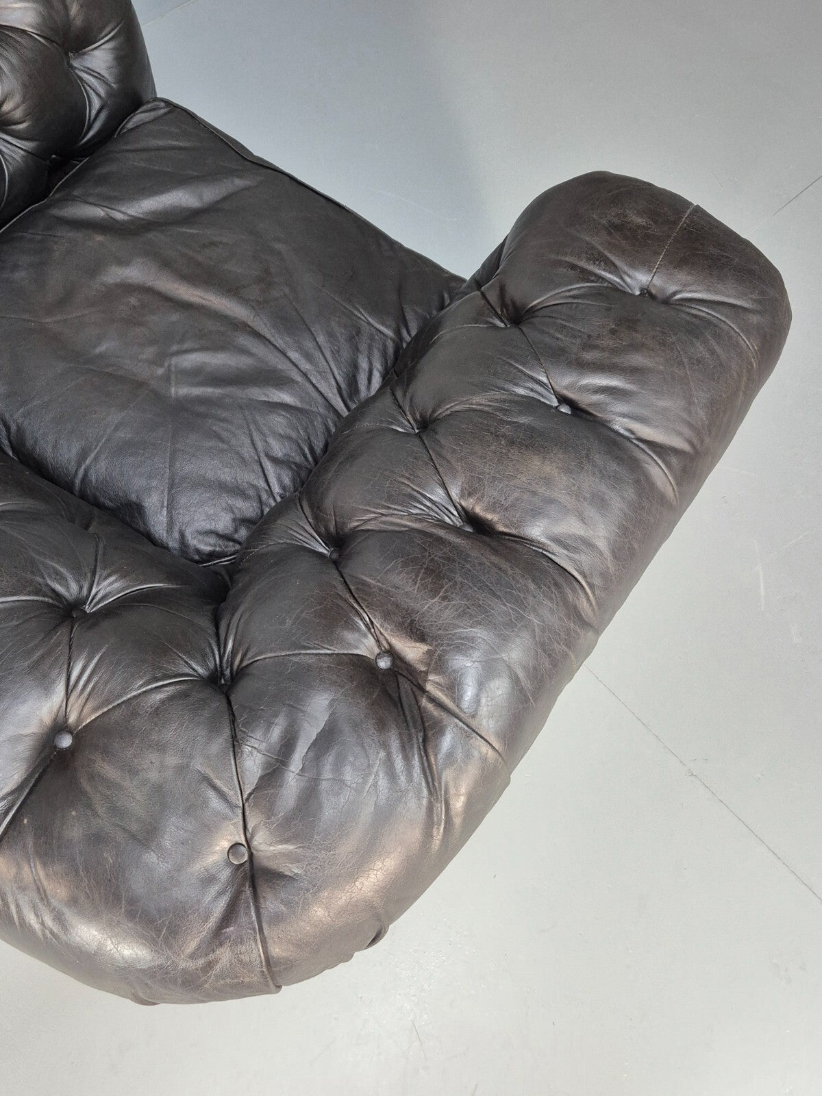 Vintage Black Leather Chesterfield Chair EB9471 VLEA - UKDK FURNITURE