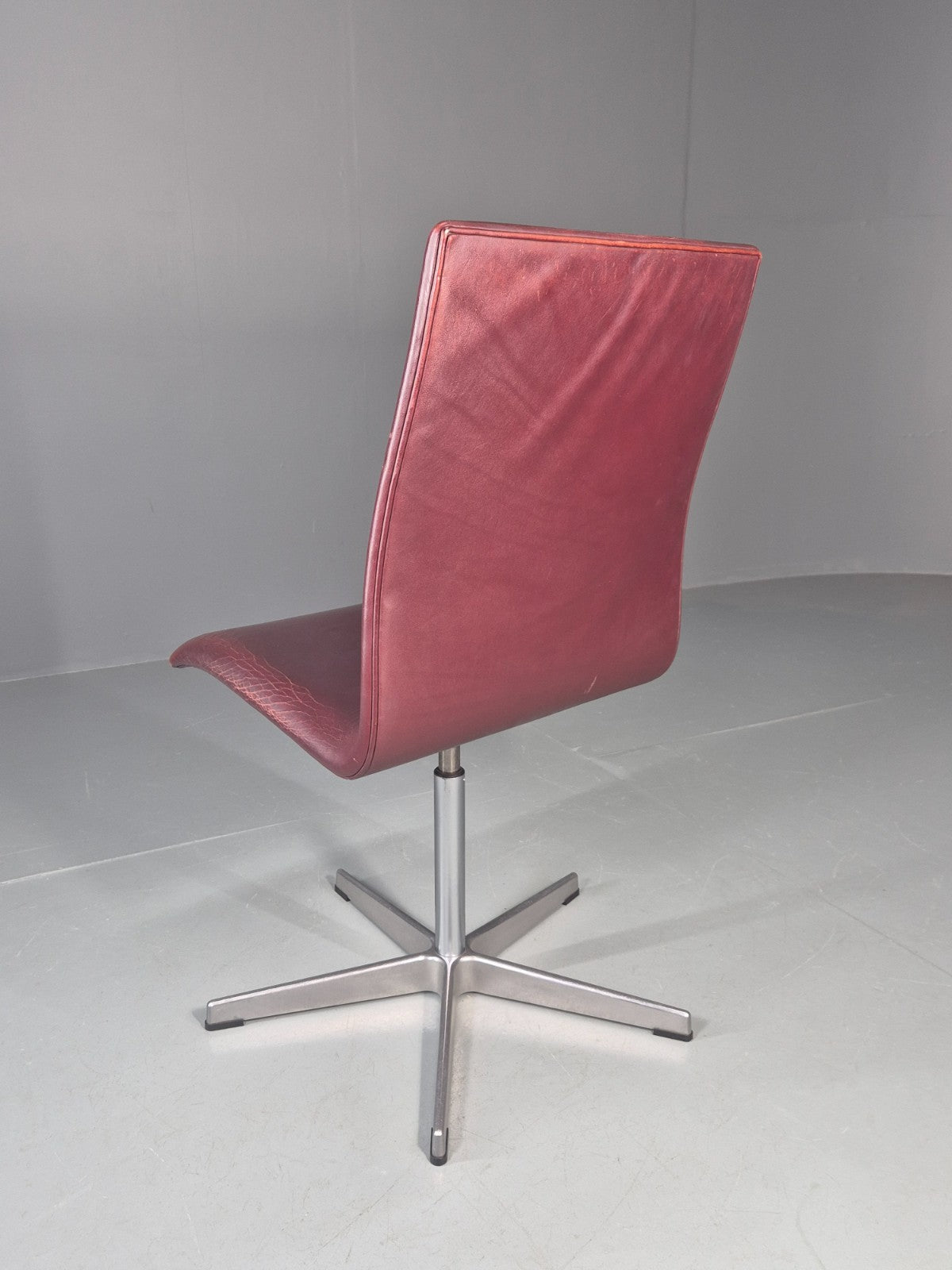 Vintage Fritz Hansen Oxford Chair Arne Jacobsen Design 2004 MCM EB11749 MSWI2