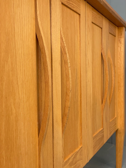 Modern Solid Oak Sideboard Nice Curving Handles Angled Legs EB10684 MWOO22