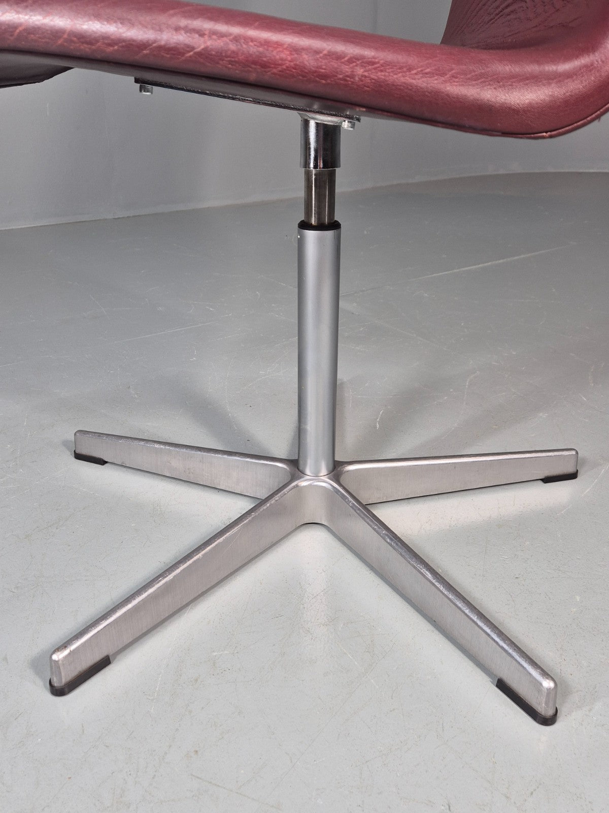 Vintage Fritz Hansen Oxford Chair Arne Jacobsen Design 2004 MCM EB11756 MSWI13