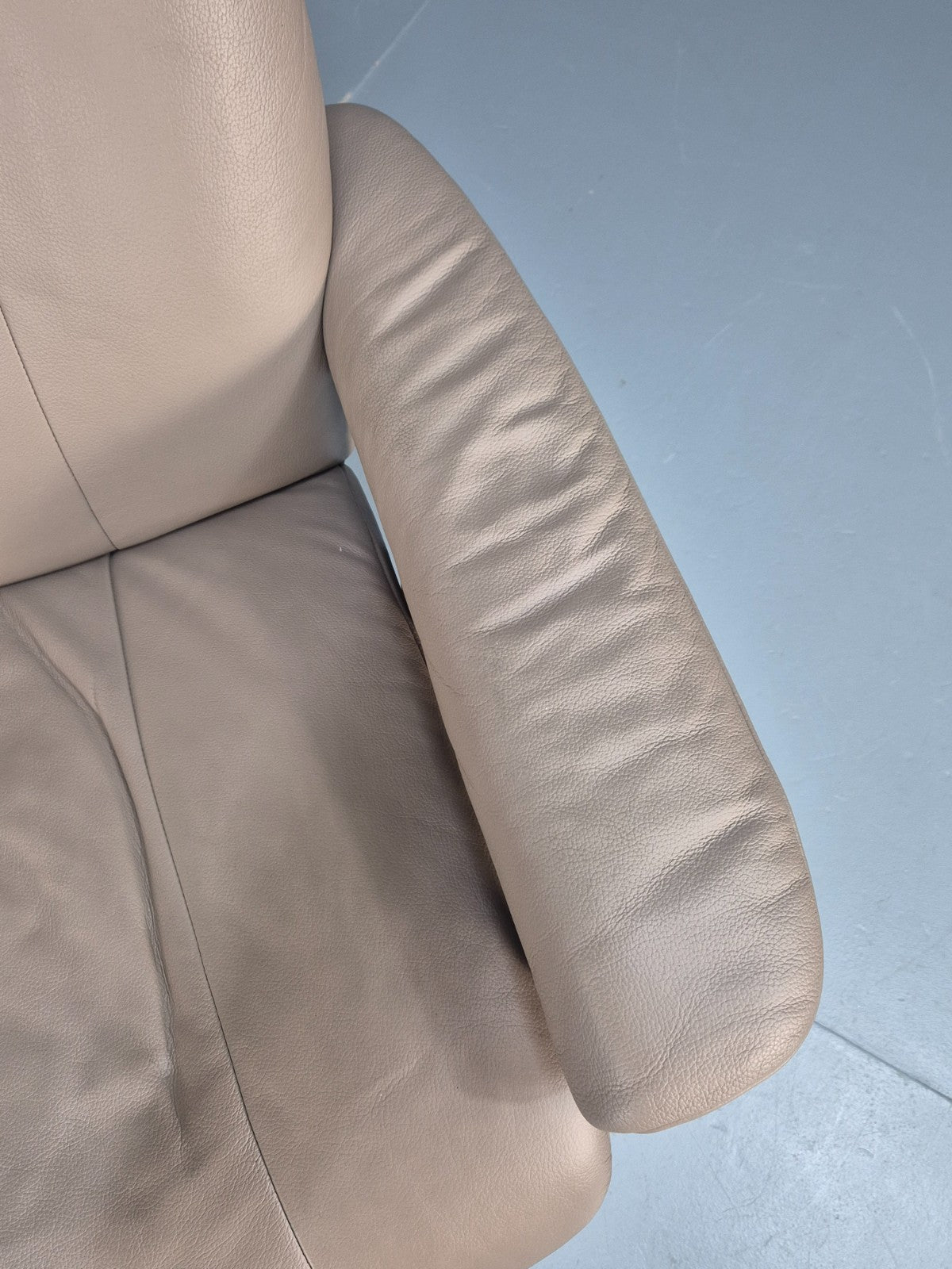 Ekornes Stressless Chair and Footstool Beige Leather Vintage 1990s  EB10633 MSWI9