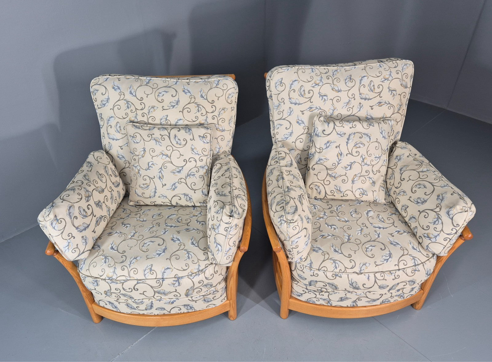 2 Ercol Renaissance Lounge Chairs Ivory Floral Upholstery 1990s EB11009 VCLO3