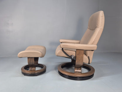 Ekornes Stressless Chair and Footstool Beige Leather Vintage 1990s  EB10633 MSWI2