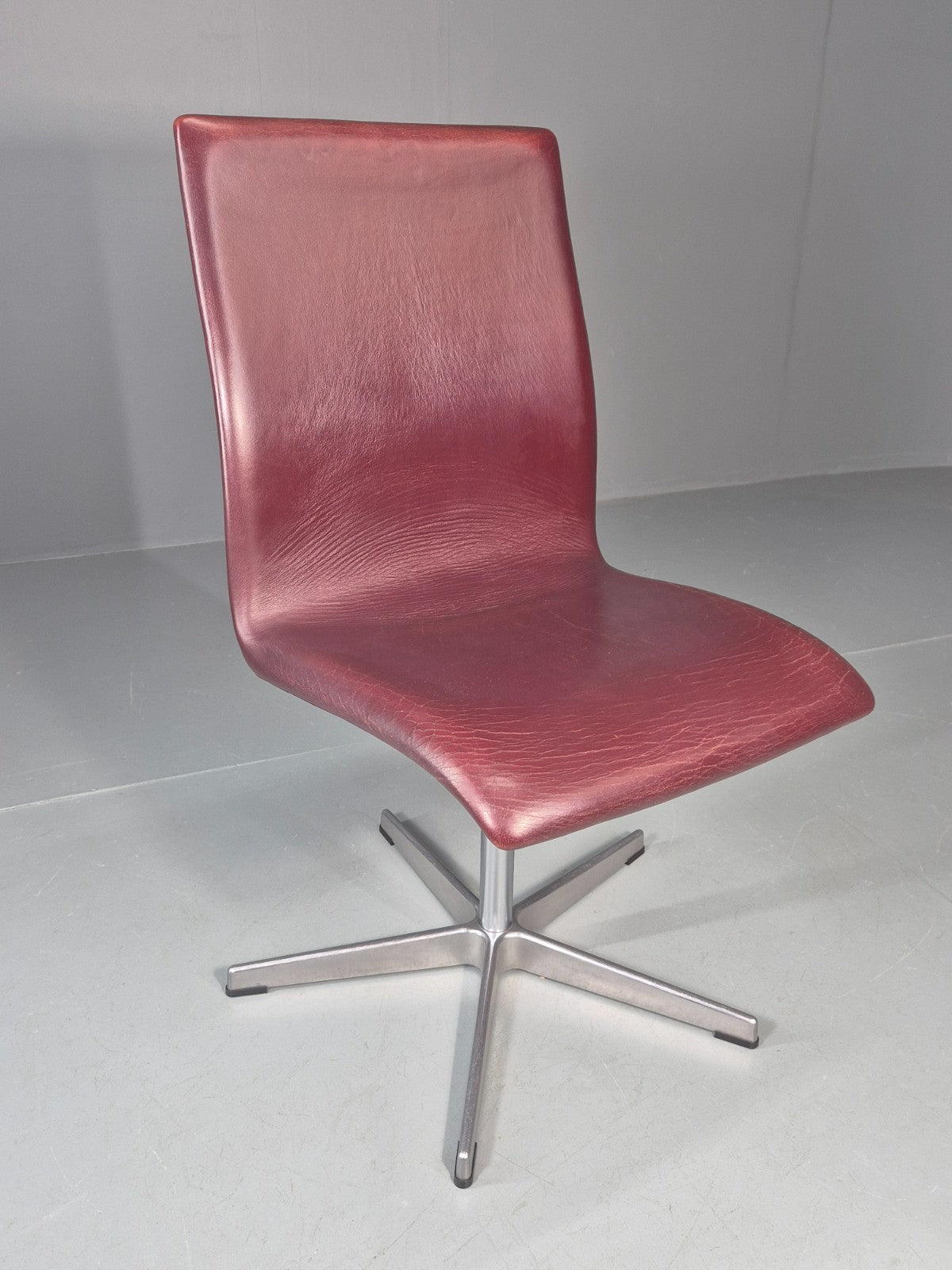 Vintage Fritz Hansen Oxford Chair Arne Jacobsen Design 2004 MCM EB11749 MSWI6