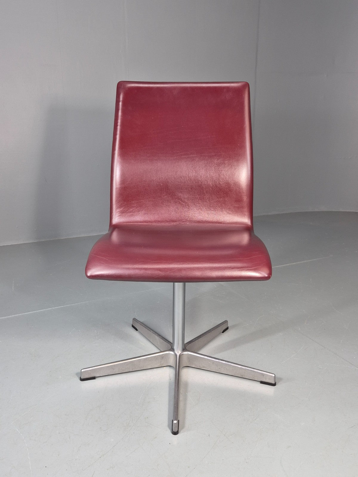 Vintage Fritz Hansen Oxford Chair Arne Jacobsen Design 2004 MCM EB11750 MSWI2