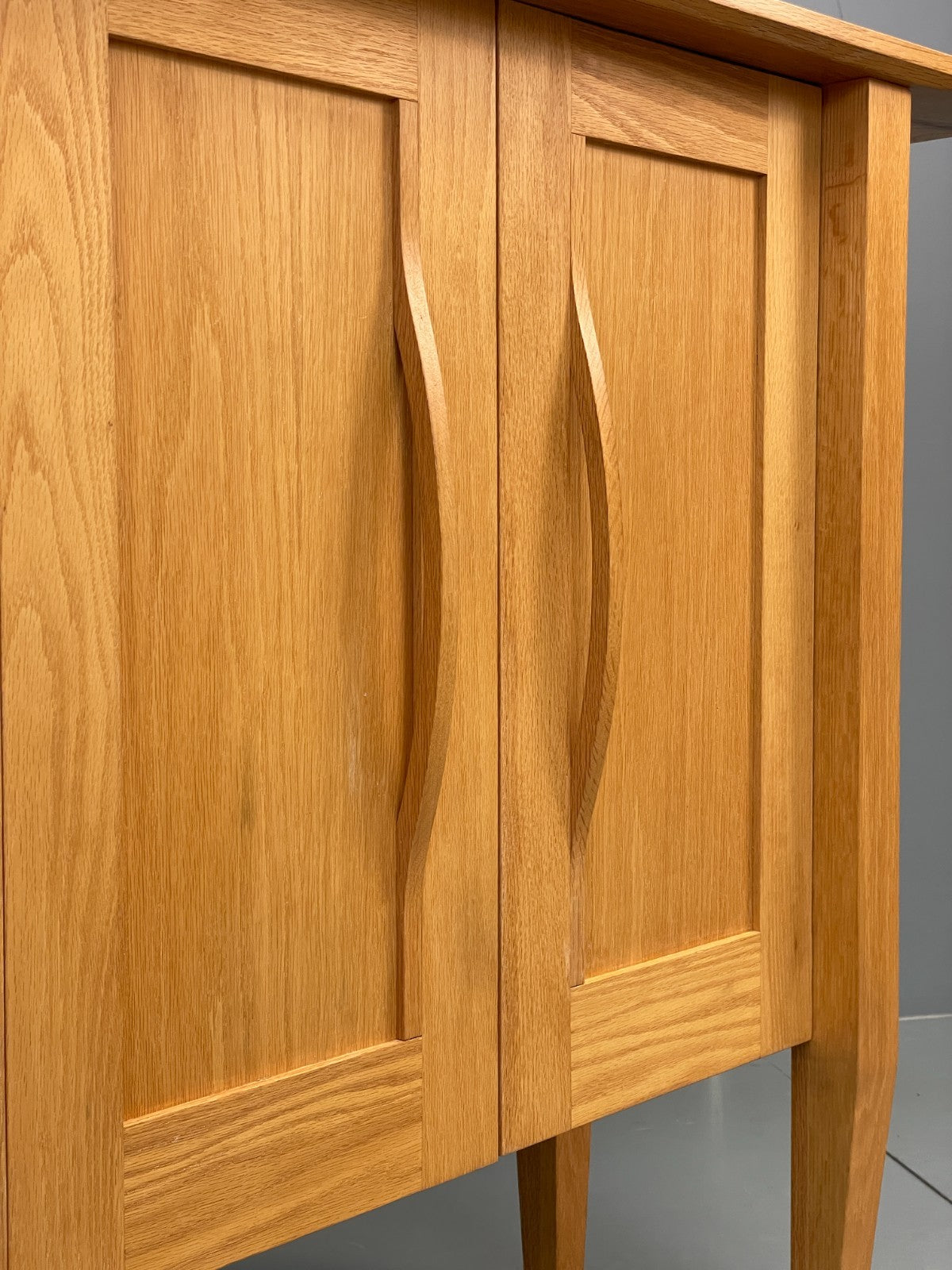 Modern Solid Oak Sideboard Nice Curving Handles Angled Legs EB10684 MWOO3