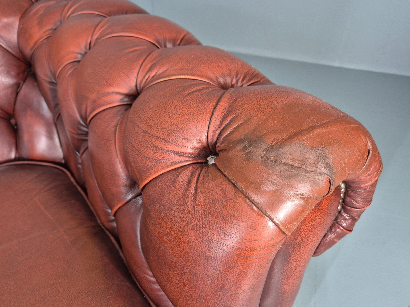 Three Seater Red Leather Chesterfield Quality Version Retro EB11031 VCHE10