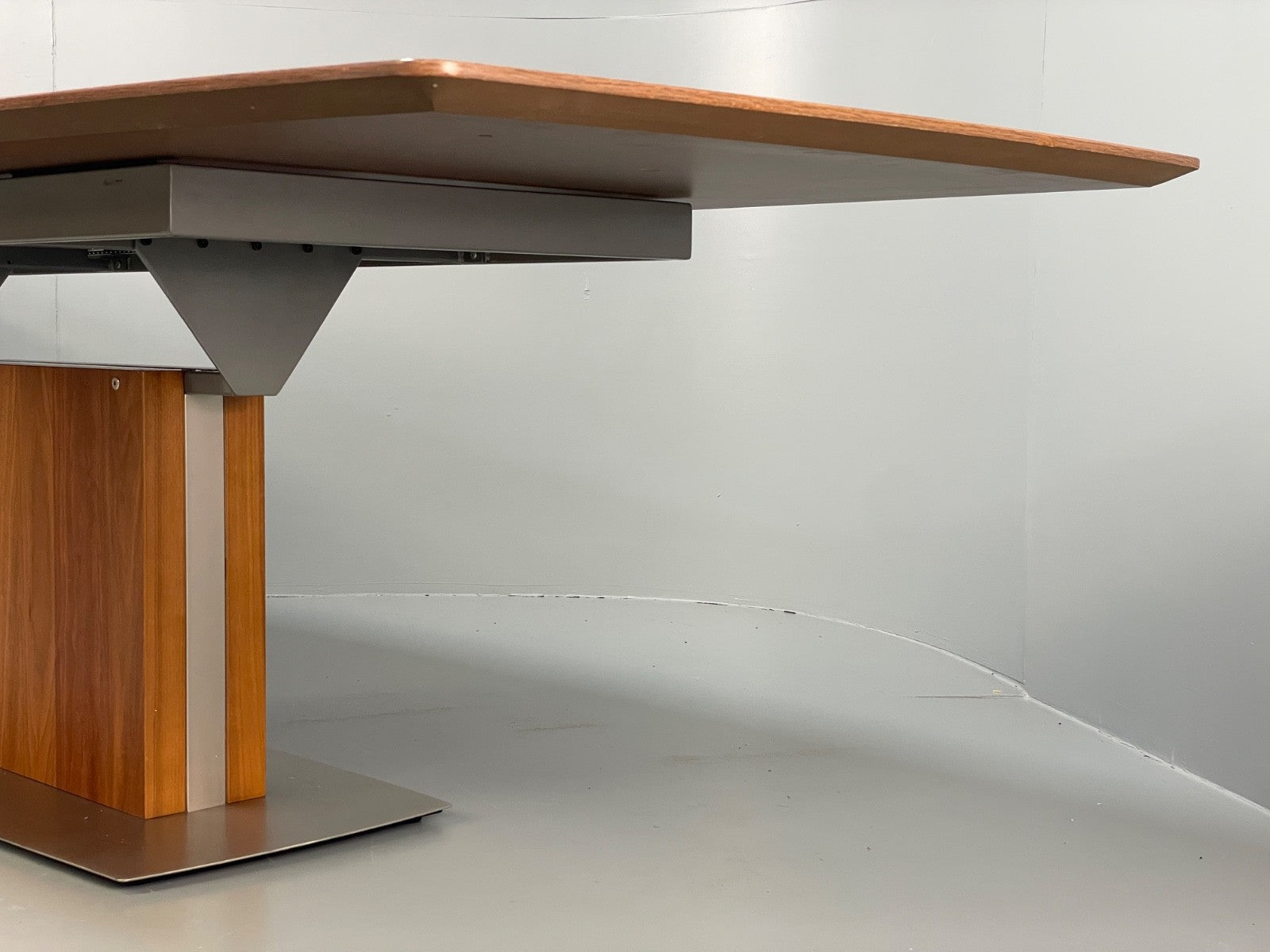 Modern Extending Dining Table By Bo Concept Walnut Effect EB11041 MWOO13