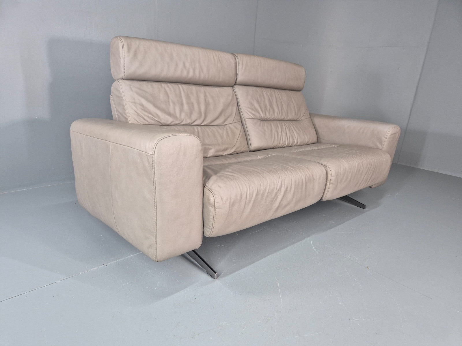 Stressless Stella 2 Seat Settee In Grey Leather Modern Ekornes EB11474 MDIN9