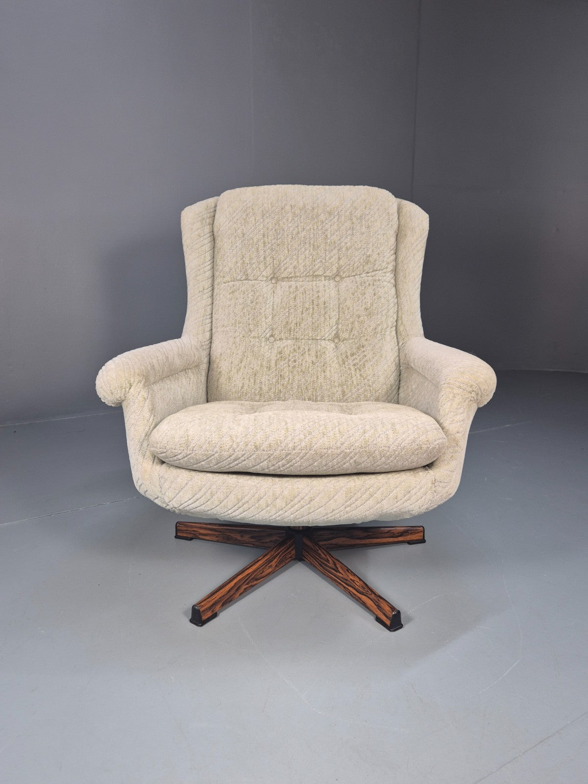 1980s Swivel Bucket Chair Mid Century Modern Rosewood Base Retro EB10649 MSWI1