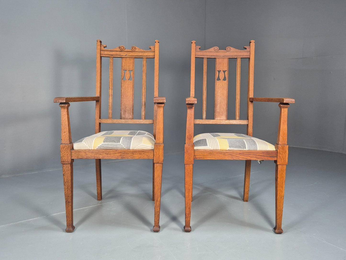 2 Arts and Crafts Elbow Chairs Oak Pierced Splat Ikea Fabric 1920s EB10717 VDIN3
