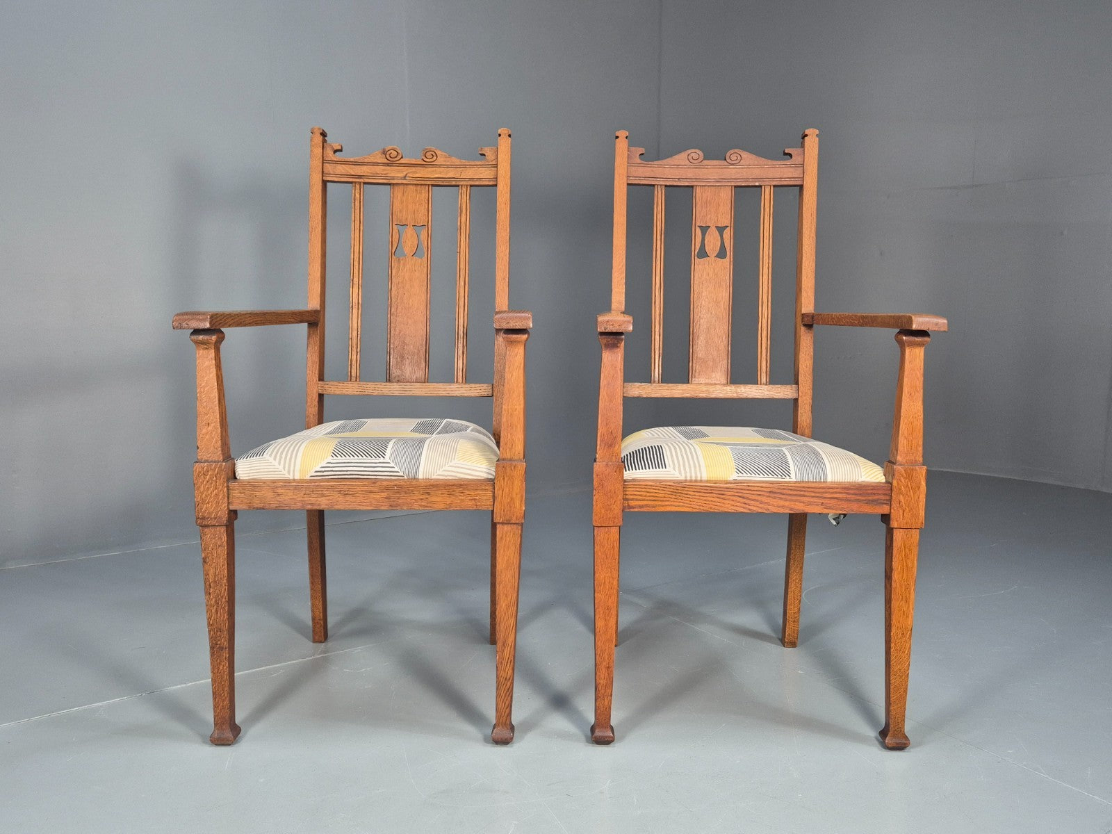 2 Arts and Crafts Elbow Chairs Oak Pierced Splat Ikea Fabric 1920s EB10717 VDIN3