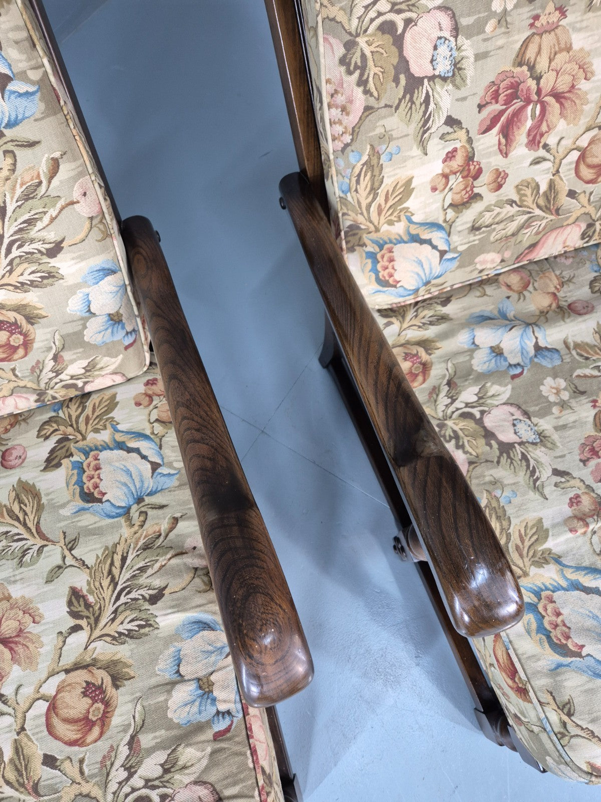 2 Ercol Cloister Lounge Chairs Dark Elm Frame Floral Upholstery 70s EB10987 VCAR8