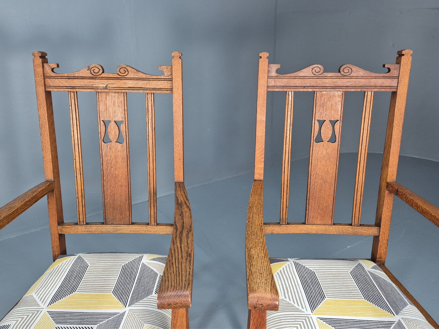 2 Arts and Crafts Elbow Chairs Oak Pierced Splat Ikea Fabric 1920s EB10717 VDIN5