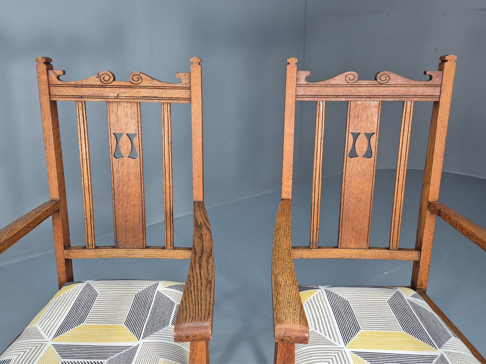 2 Arts and Crafts Elbow Chairs Oak Pierced Splat Ikea Fabric 1920s EB10717 VDIN5