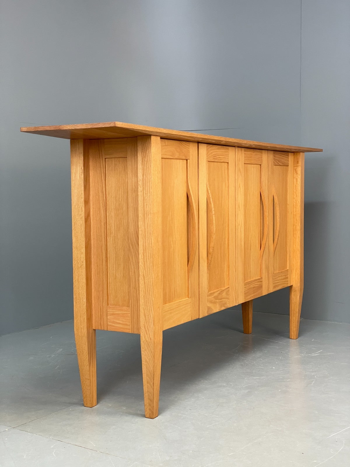 Modern Solid Oak Sideboard Nice Curving Handles Angled Legs EB10684 MWOO21