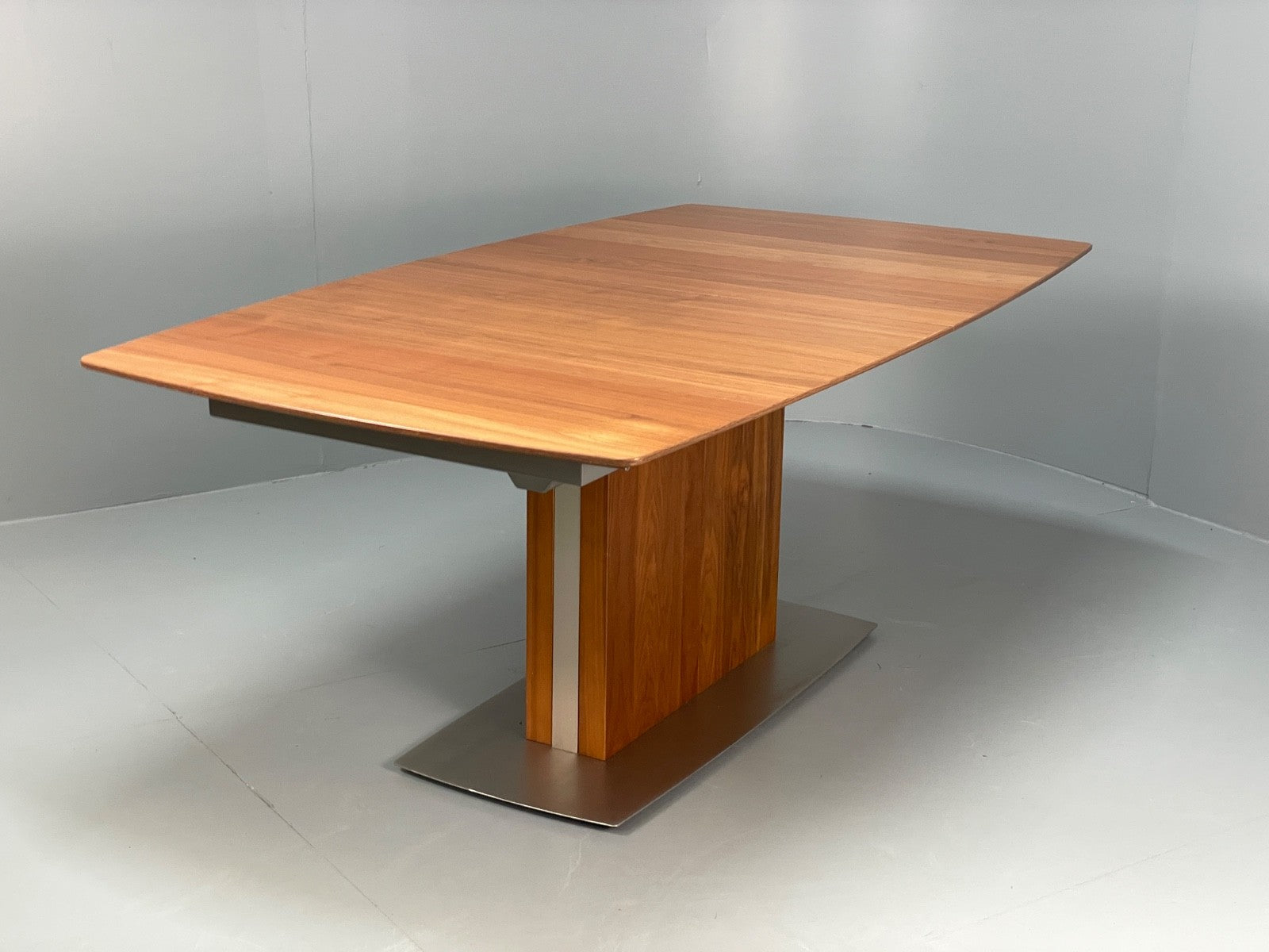 Modern Extending Dining Table By Bo Concept Walnut Effect EB11041 MWOO20
