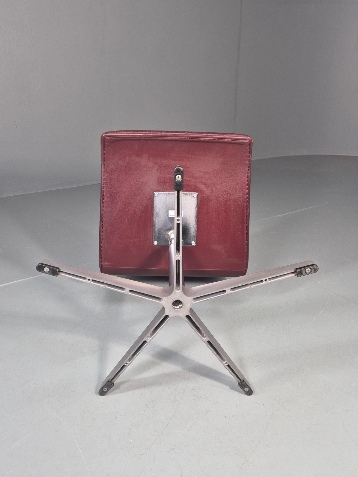 Vintage Fritz Hansen Oxford Chair Arne Jacobsen Design 2004 MCM EB11749 MSWI11