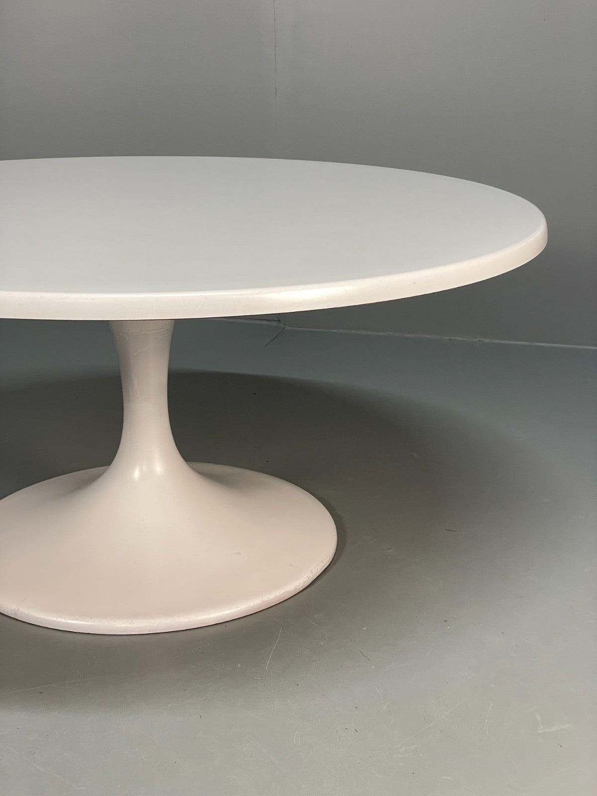 Vintage Round Coffee Table White Fibreglass 1970s Tulip Style EB11238 MWOO4