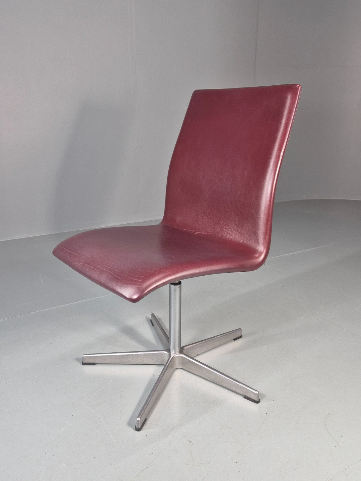 Vintage Fritz Hansen Oxford Chair Arne Jacobsen Design 2004 MCM EB11755 MSWI0
