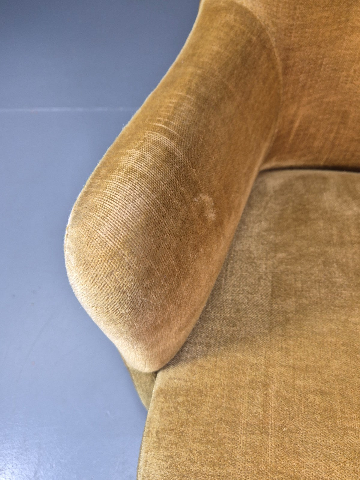 Mid Century Tub Chair Gold Velour 1960s Retro Buttoned  EB10751 VCLO4