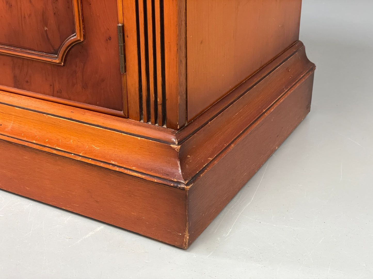 Vintage Regency Style Sideboard 1960s Cherry Wood Shelving Brass EB11505 MWOO9