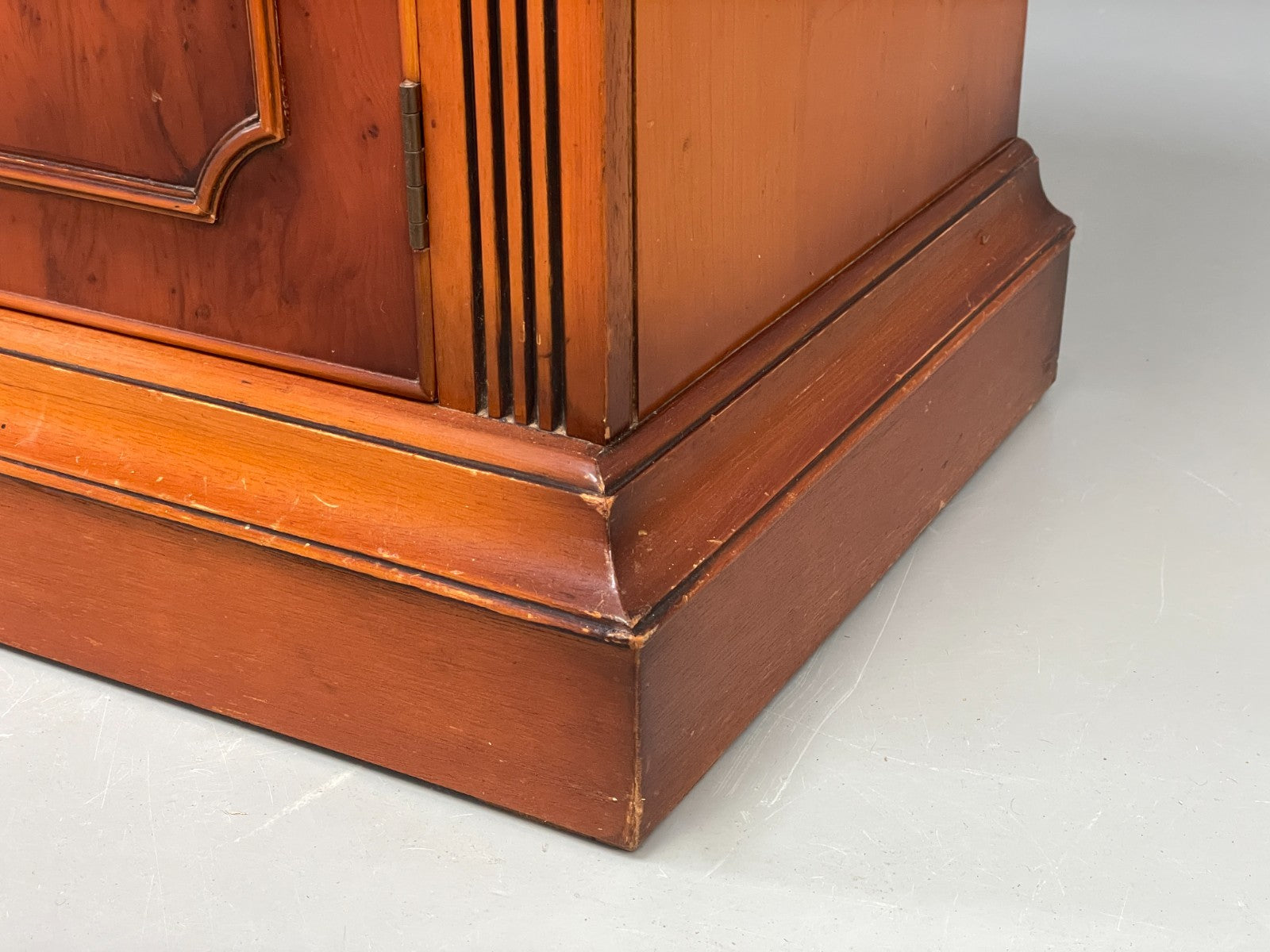 Vintage Regency Style Sideboard 1960s Cherry Wood Shelving Brass EB11505 MWOO9