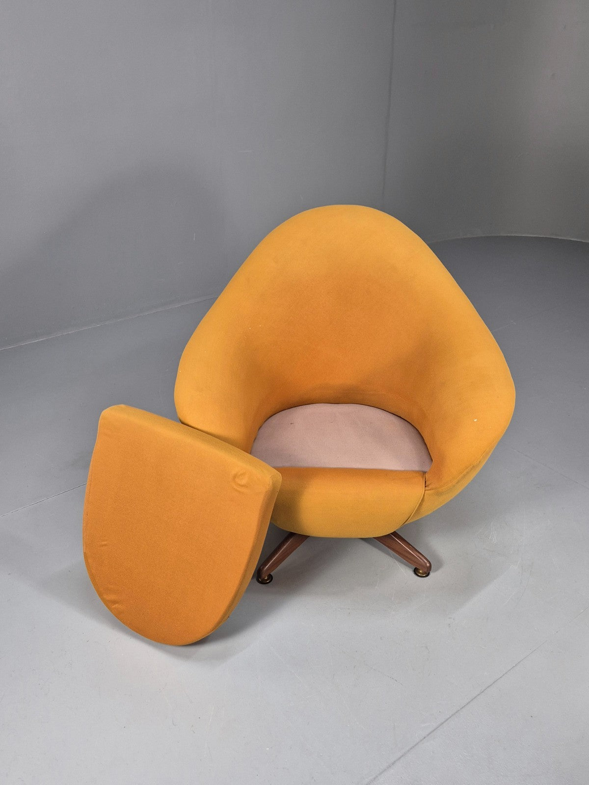 Vintage 1960s Egg Chair Swivel and Rock Base Orange Retro MCM EB9798 MSWI3