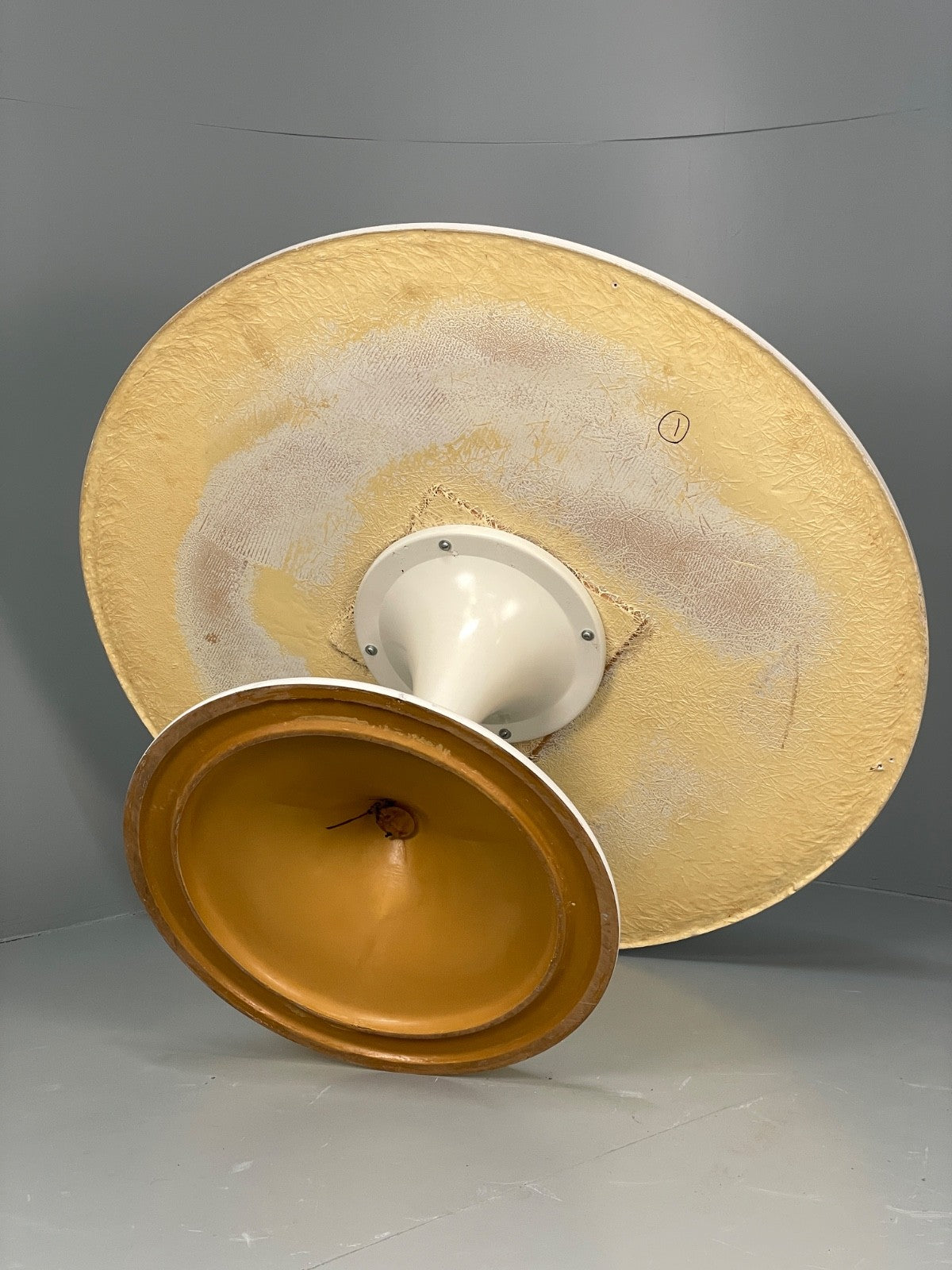 Vintage Round Coffee Table White Fibreglass 1970s Tulip Style EB11237 MWOO17