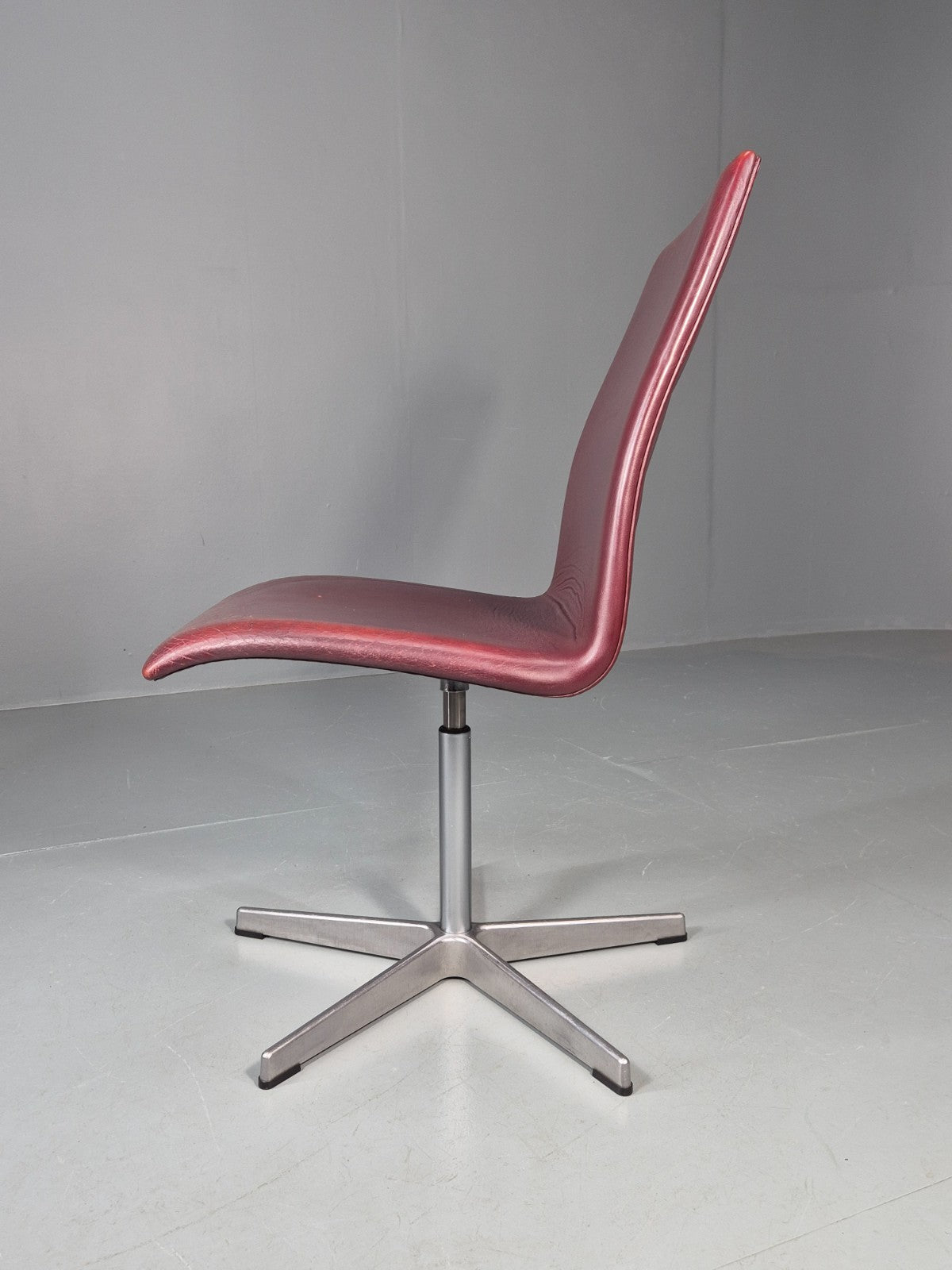 Vintage Fritz Hansen Oxford Chair Arne Jacobsen Design 2004 MCM EB11753 MSWI7