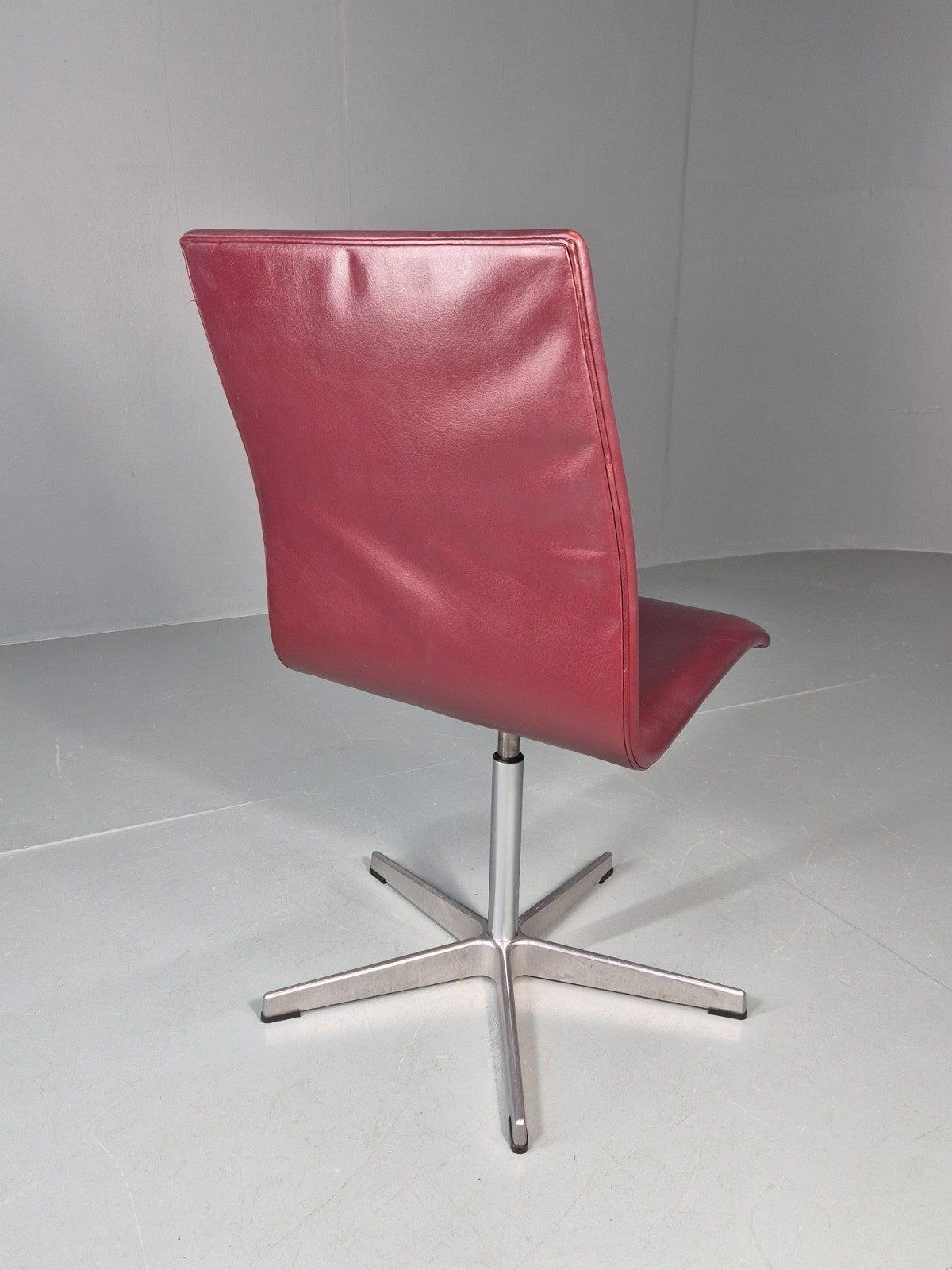 Vintage Fritz Hansen Oxford Chair Arne Jacobsen Design 2004 MCM EB11750 MSWI6