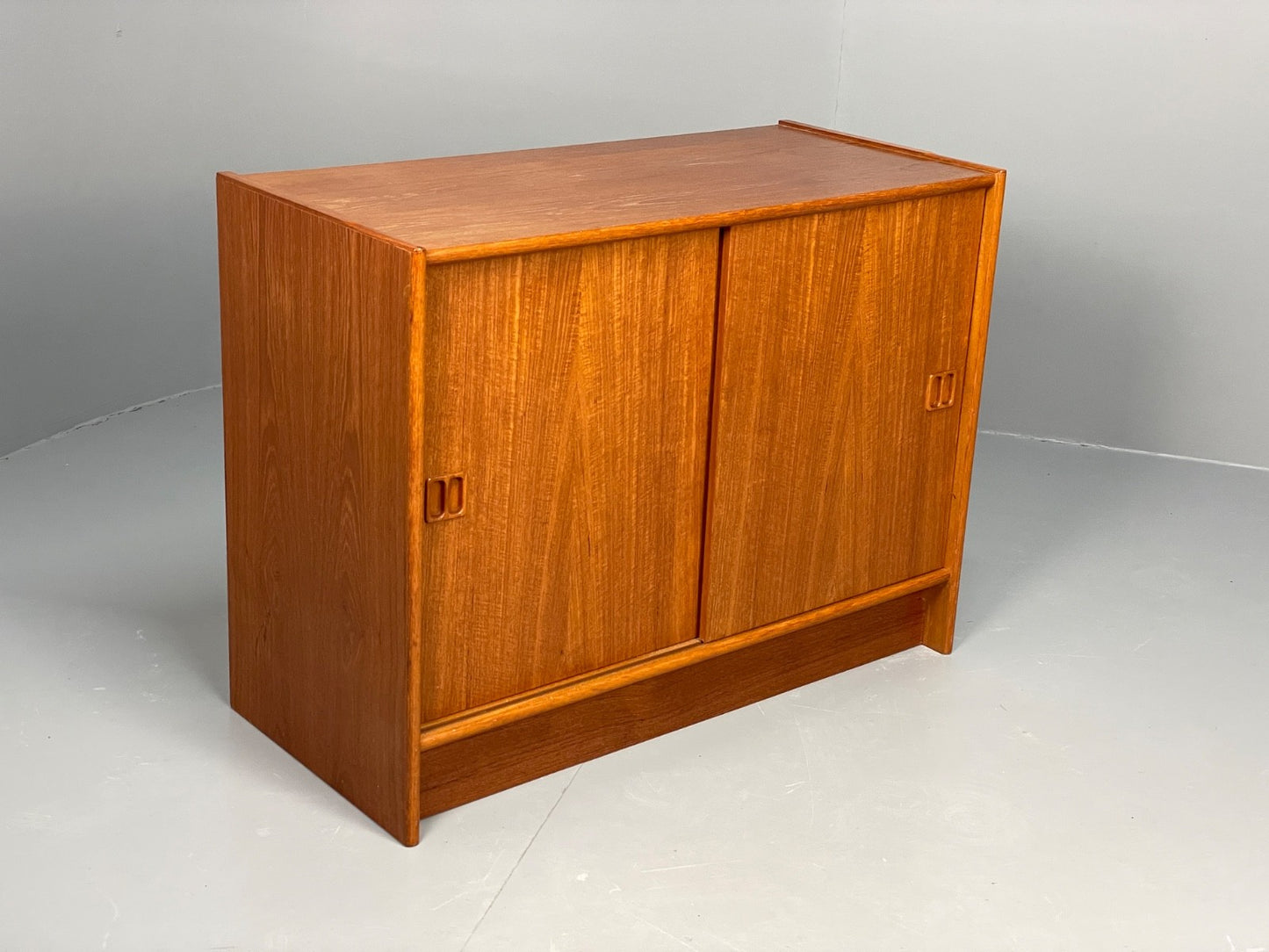 Vintage 1970s Teak Cabinet Danish Design Shelving Retro Handles EB11044 MWOO16