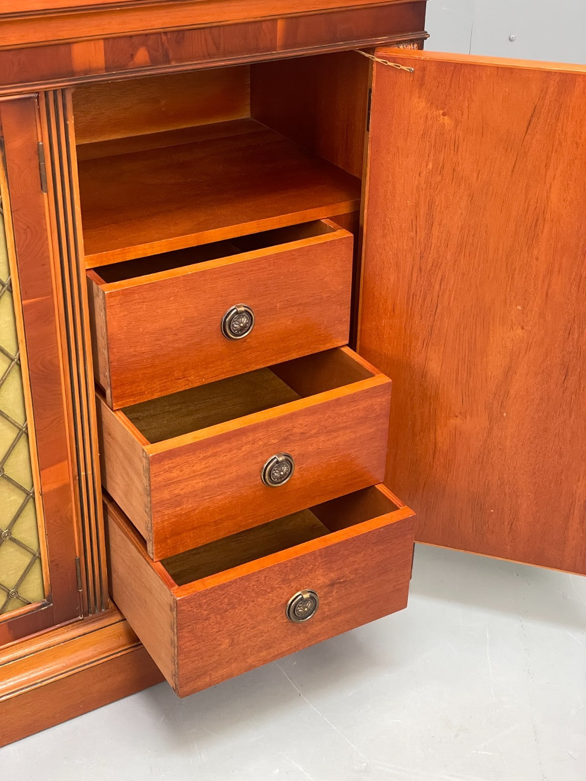 Vintage Regency Style Sideboard 1960s Cherry Wood Shelving Brass EB11505 MWOO18