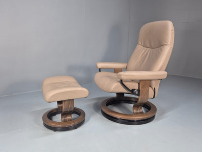 Ekornes Stressless Chair and Footstool Beige Leather Vintage 1990s  EB10633 MSWI0