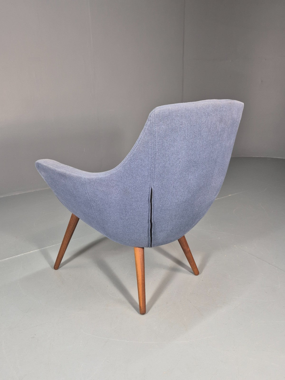 Retro Danish Tub Chair Blue Canvas Teak Turned Legs MCM Vintage  EB10747 MNOR9