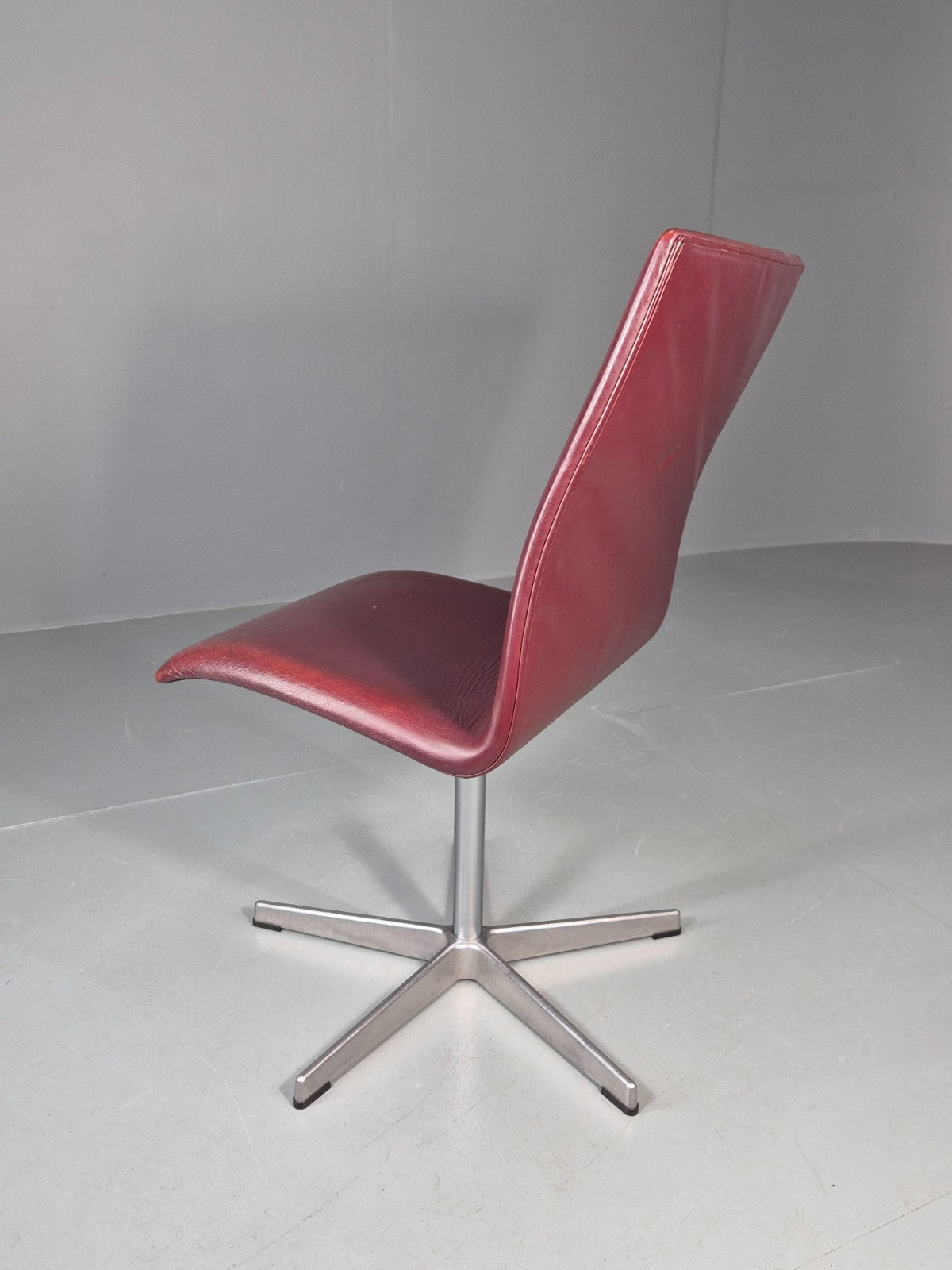 Vintage Fritz Hansen Oxford Chair Arne Jacobsen Design 2004 MCM EB11753 MSWI6