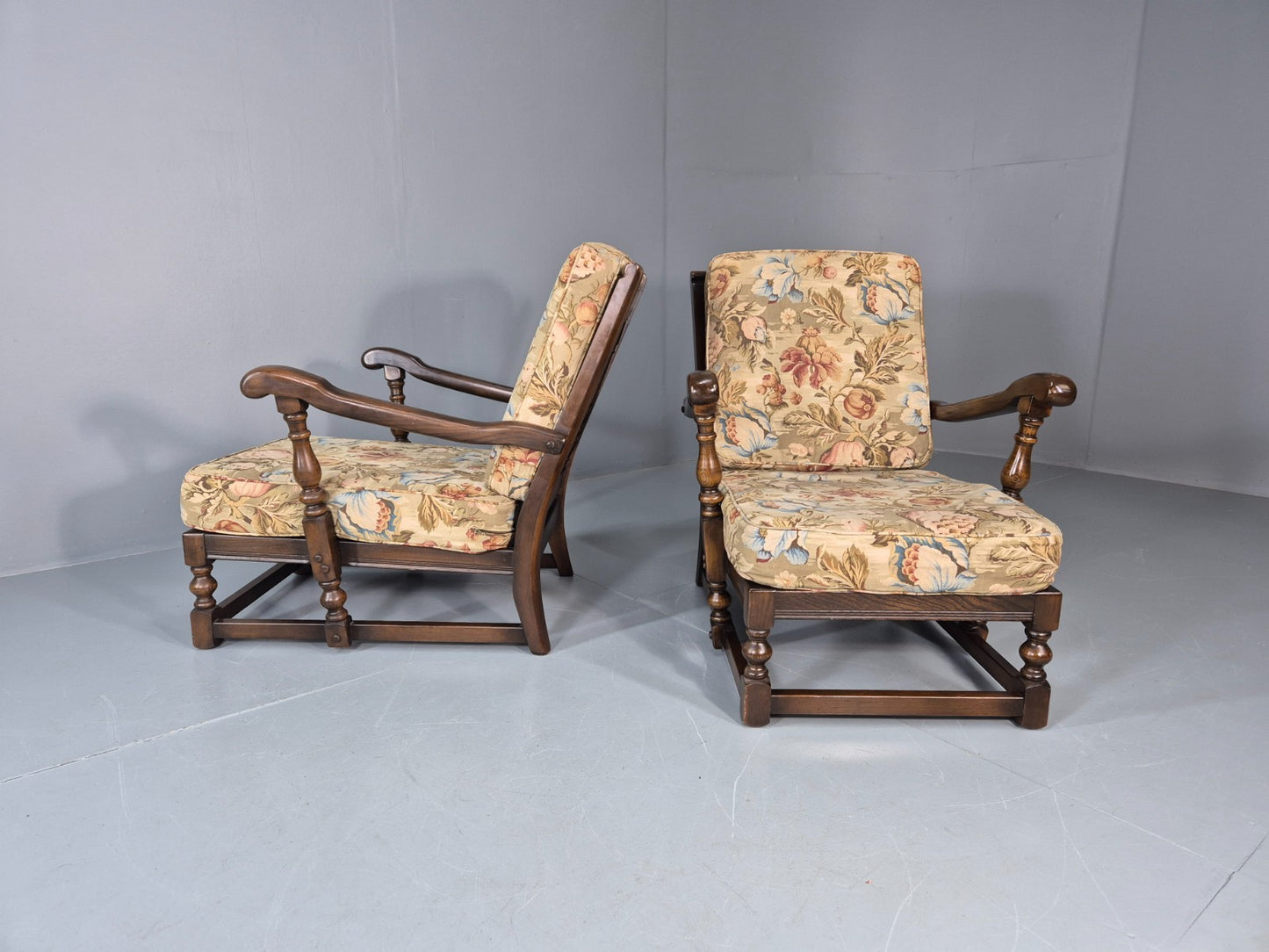 2 Ercol Cloister Lounge Chairs Dark Elm Frame Floral Upholstery 70s EB10987 VCAR9