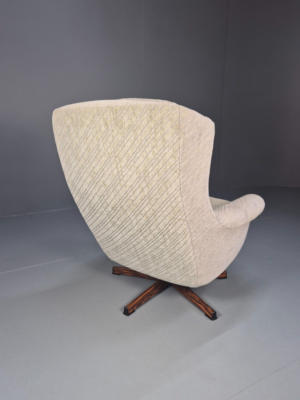 1980s Swivel Bucket Chair Mid Century Modern Rosewood Base Retro EB10649 MSWI4