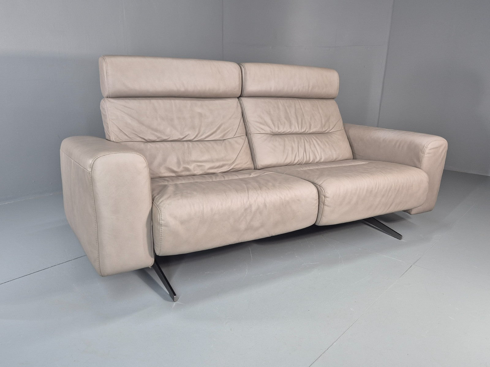 Stressless Stella 2 Seat Settee In Grey Leather Modern Ekornes EB11474 MDIN0