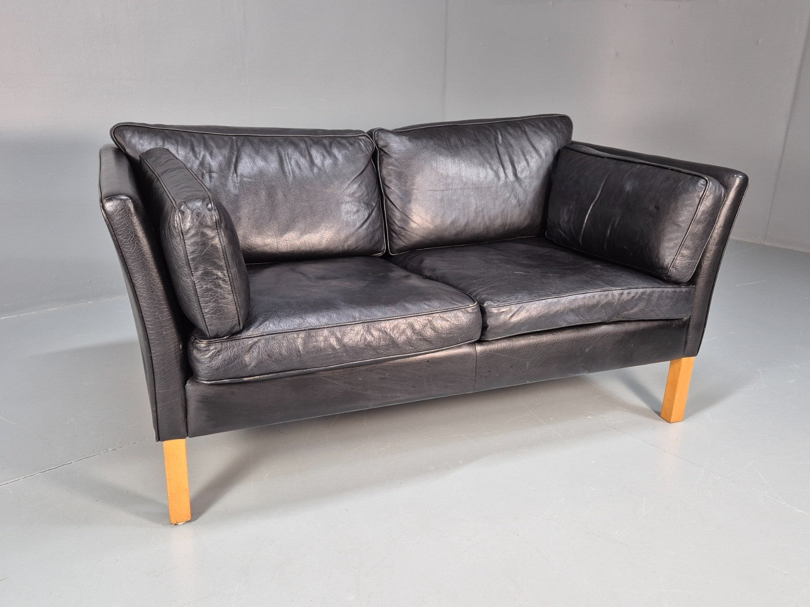 Retro Danish Two Seater Sofa Danish Black Leather 1980s MCM EB10120 M2SS0