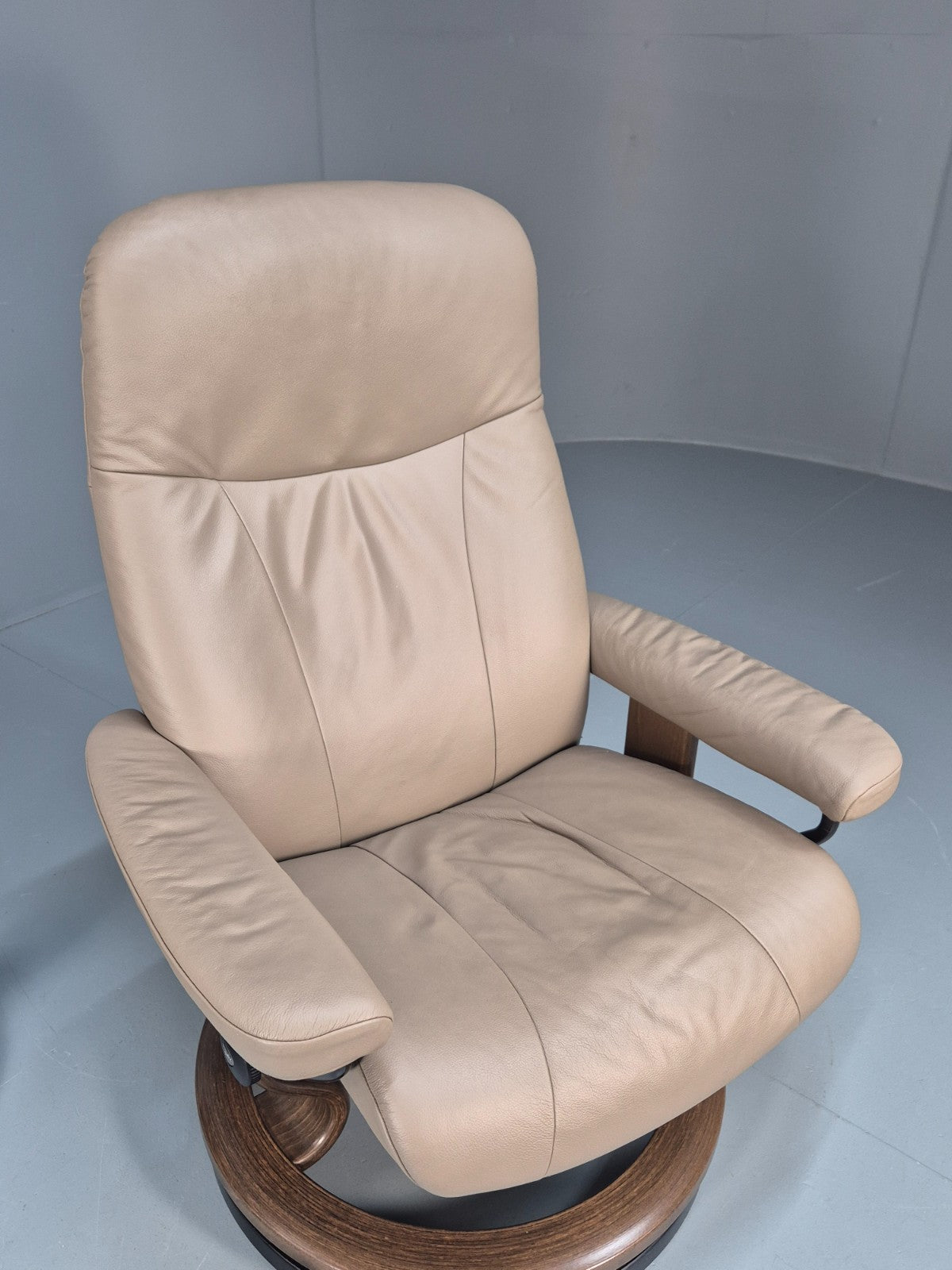 Ekornes Stressless Chair and Footstool Beige Leather Vintage 1990s  EB10633 MSWI15