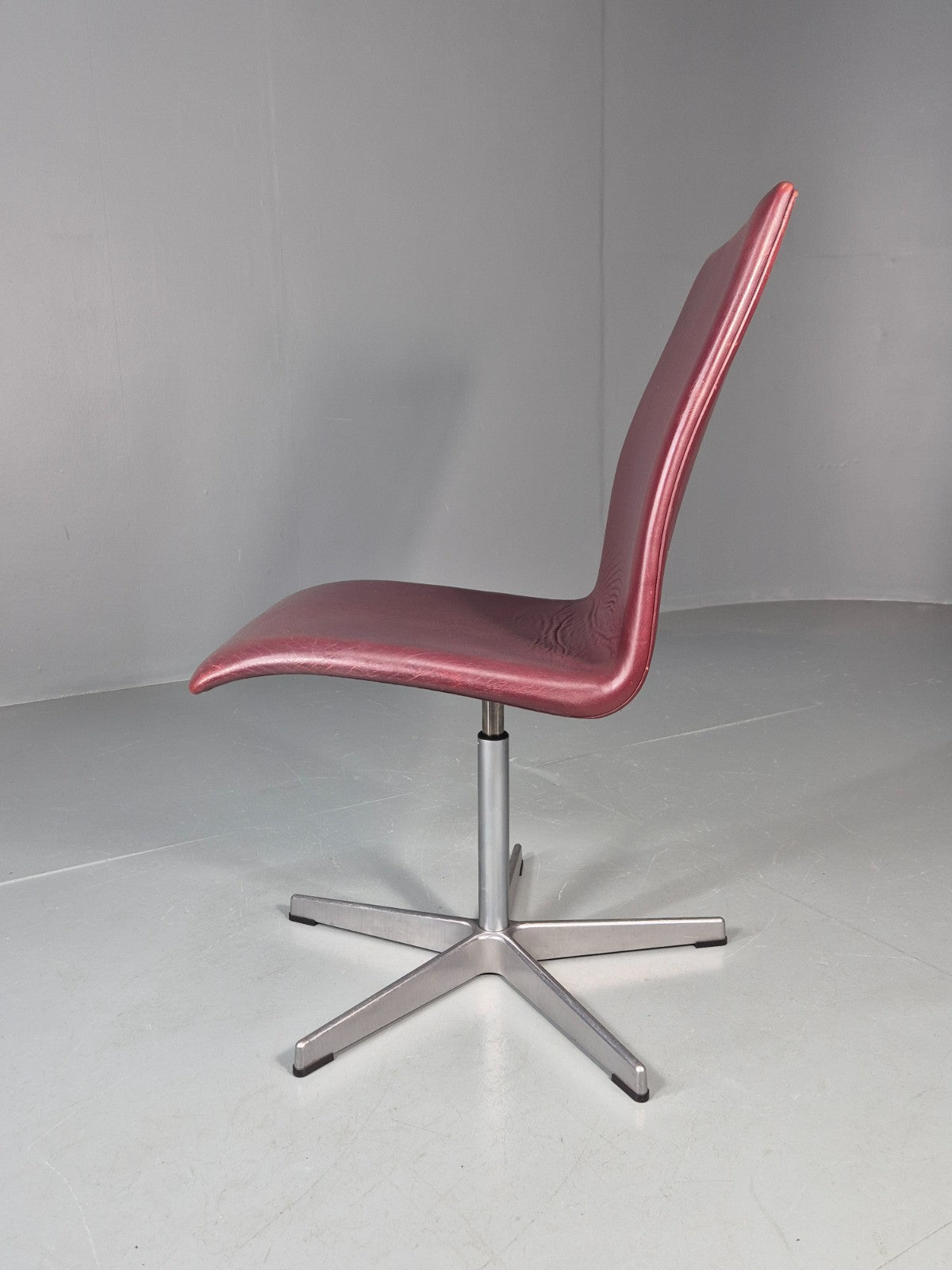 Vintage Fritz Hansen Oxford Chair Arne Jacobsen Design 2004 MCM EB11756 MSWI12