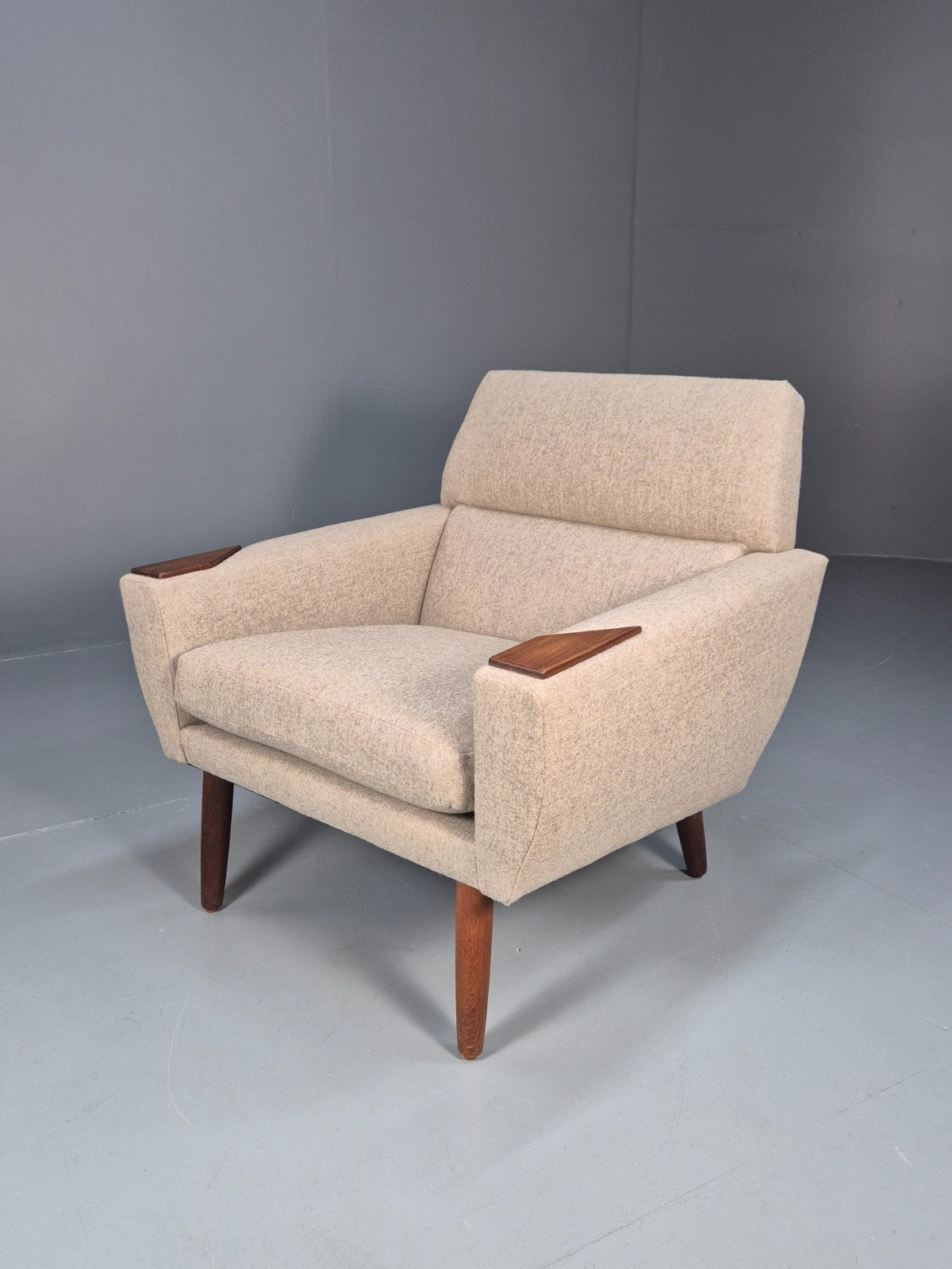Mid Century Danish Lounge Chair New Upholstery Teak Paws and Legs   EB10726 MNOR0
