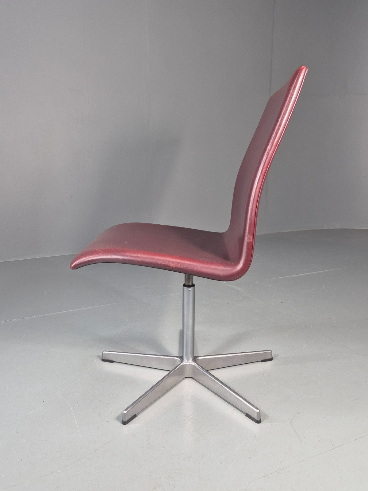 Vintage Fritz Hansen Oxford Chair Arne Jacobsen Design 2004 MCM EB11750 MSWI9