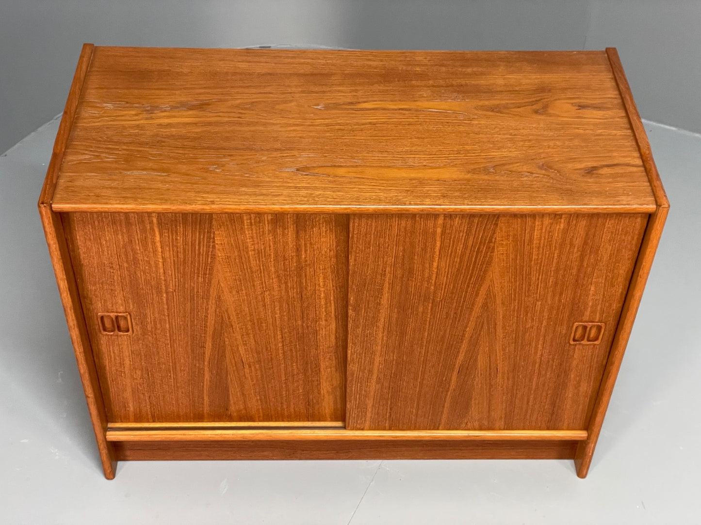 Vintage 1970s Teak Cabinet Danish Design Shelving Retro Handles EB11044 MWOO4