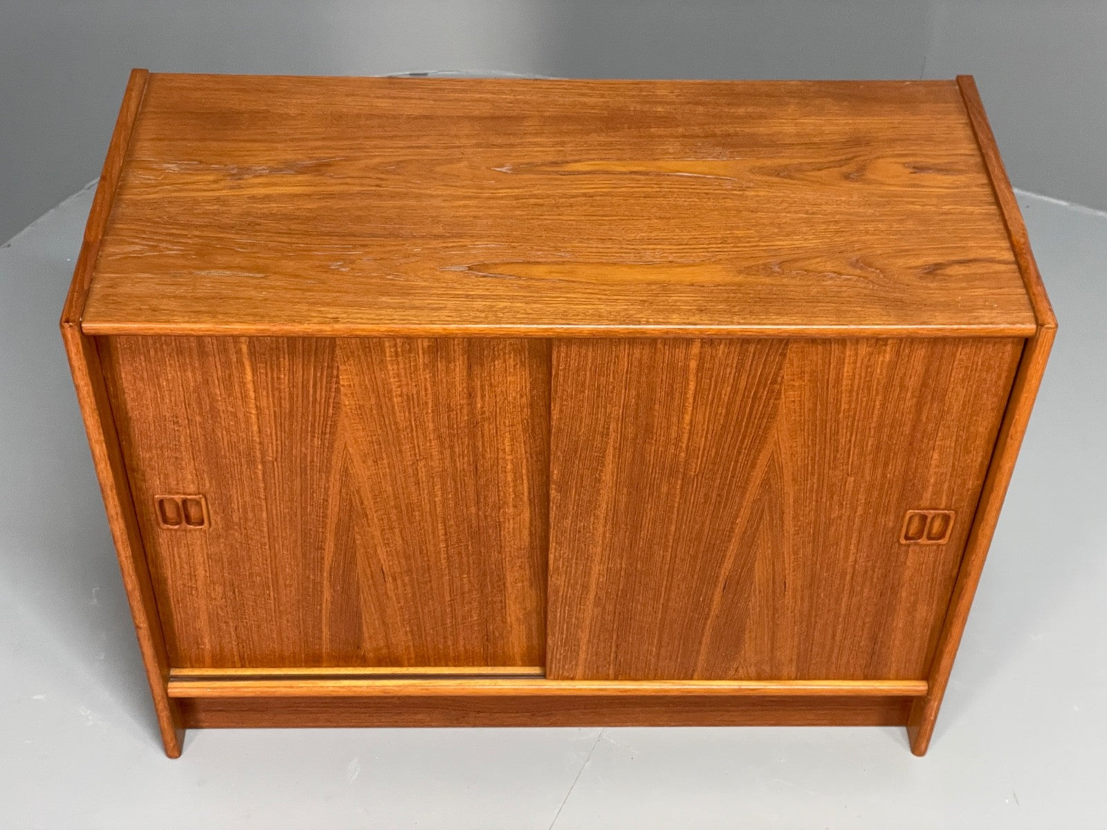 Vintage 1970s Teak Cabinet Danish Design Shelving Retro Handles EB11044 MWOO4