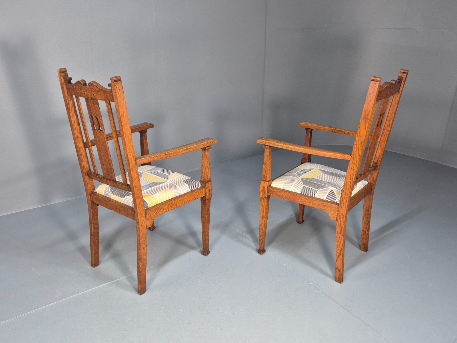 2 Arts and Crafts Elbow Chairs Oak Pierced Splat Ikea Fabric 1920s EB10717 VDIN10