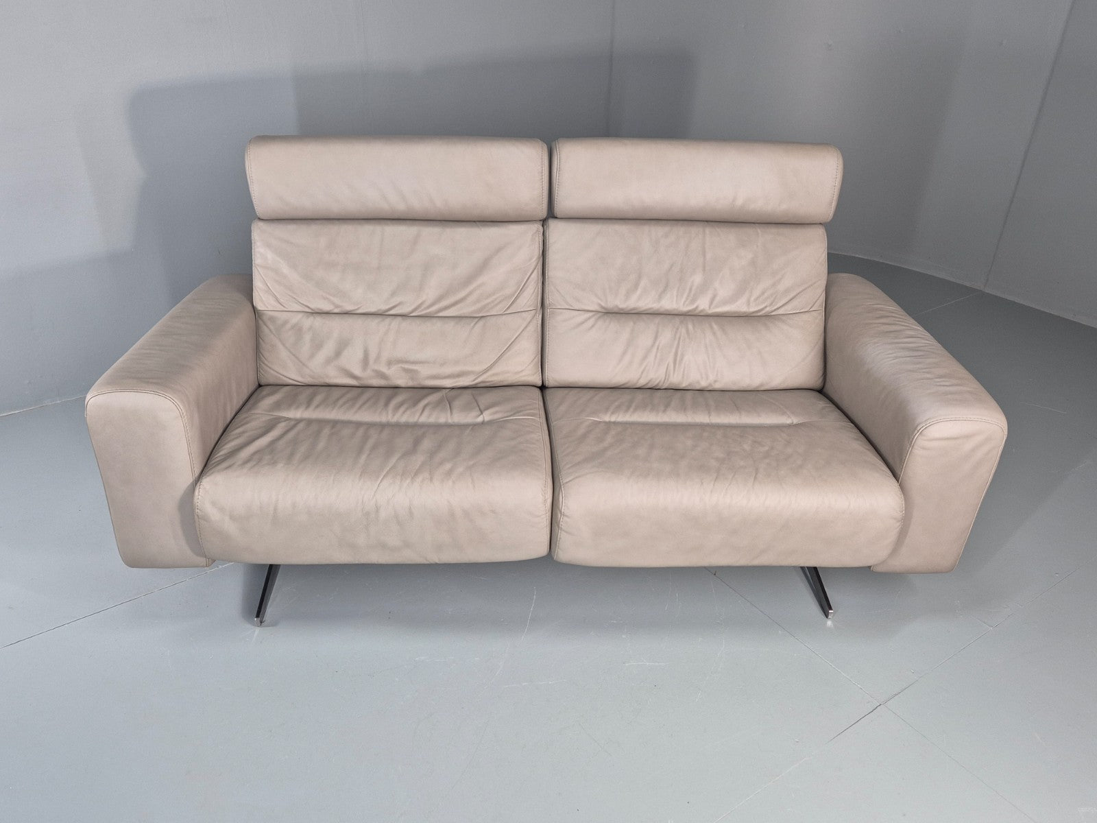 Stressless Stella 2 Seat Settee In Grey Leather Modern Ekornes EB11474 MDIN4